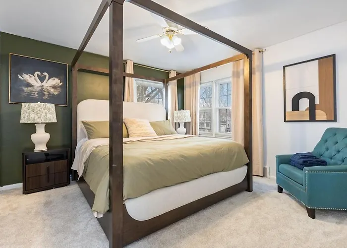 Downtown Retreat With King Bed Near Riverwalk Dedicated Workspace Free Garage Parking Patio Naperville