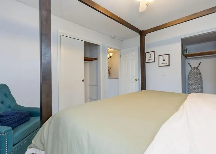 Downtown Retreat With King Bed Near Riverwalk Dedicated Workspace Free Garage Parking Patio Apartment