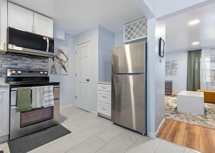 Downtown Retreat With King Bed Near Riverwalk Dedicated Workspace Free Garage Parking Patio * Naperville