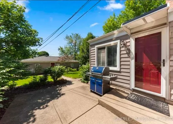 Downtown Retreat With King Bed Near Riverwalk Dedicated Workspace Free Garage Parking Patio Naperville