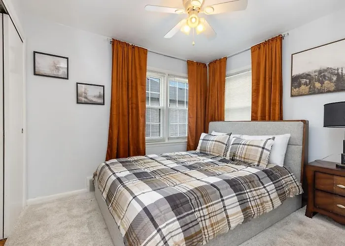 Downtown Retreat With King Bed Near Riverwalk Dedicated Workspace Free Garage Parking Patio Apartment Naperville