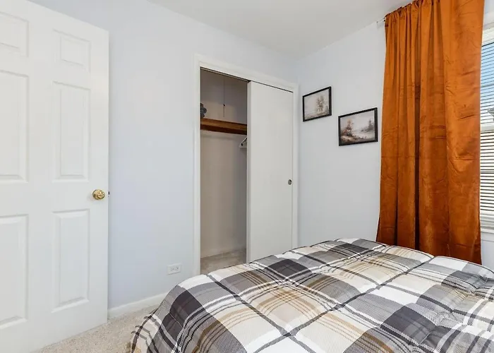 Downtown Retreat With King Bed Near Riverwalk Dedicated Workspace Free Garage Parking Patio * Naperville