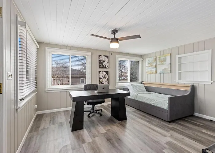 Downtown Retreat With King Bed Near Riverwalk Dedicated Workspace Free Garage Parking Patio Apartment *