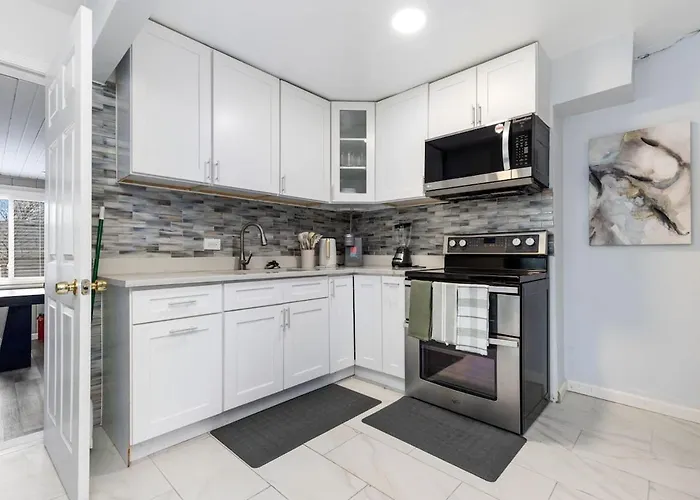 Downtown Retreat With King Bed Near Riverwalk Dedicated Workspace Free Garage Parking Patio * Naperville