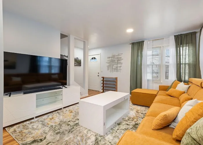 Downtown Retreat With King Bed Near Riverwalk Dedicated Workspace Free Garage Parking Patio * Naperville