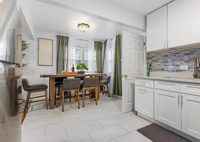 Downtown Retreat With King Bed Near Riverwalk Dedicated Workspace Free Garage Parking Patio Apartment *